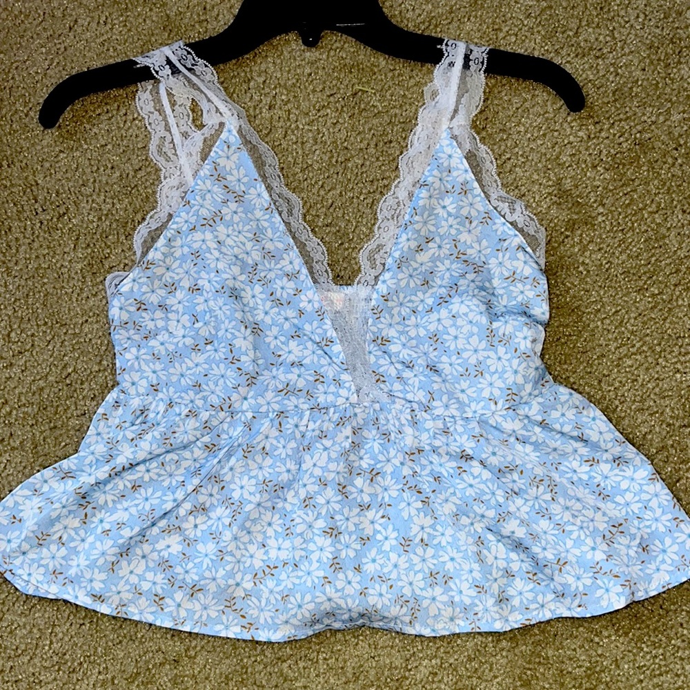 A cute summer cami top. Perfect for days in the sun! Eye catching!